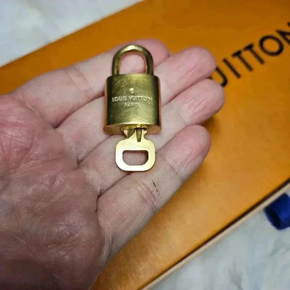 🔐 Louis Vuitton  Padlock key set - Picture 4 of 8